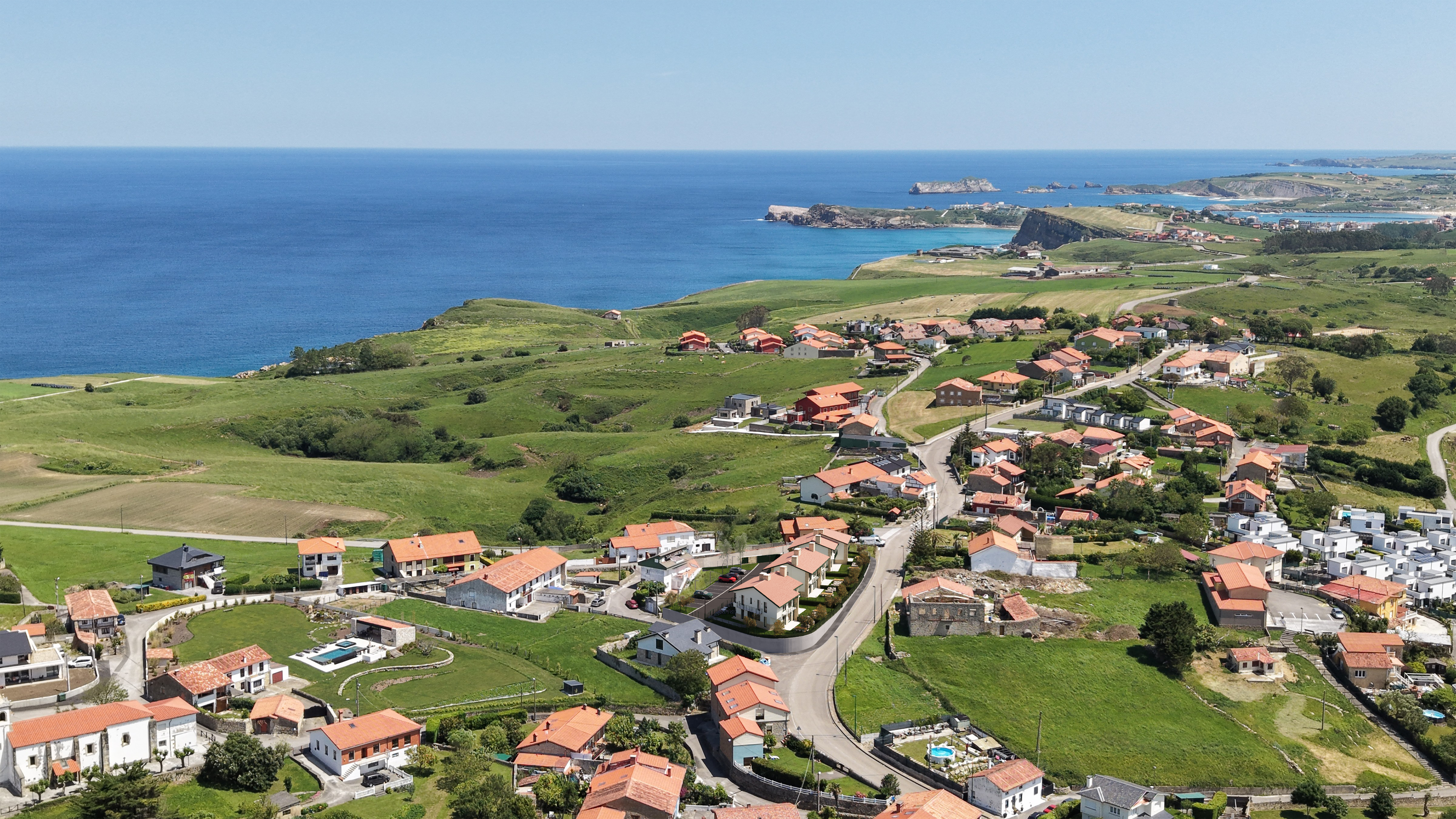 Vista aérea de Altos de Tagle y el mar Cantábrico