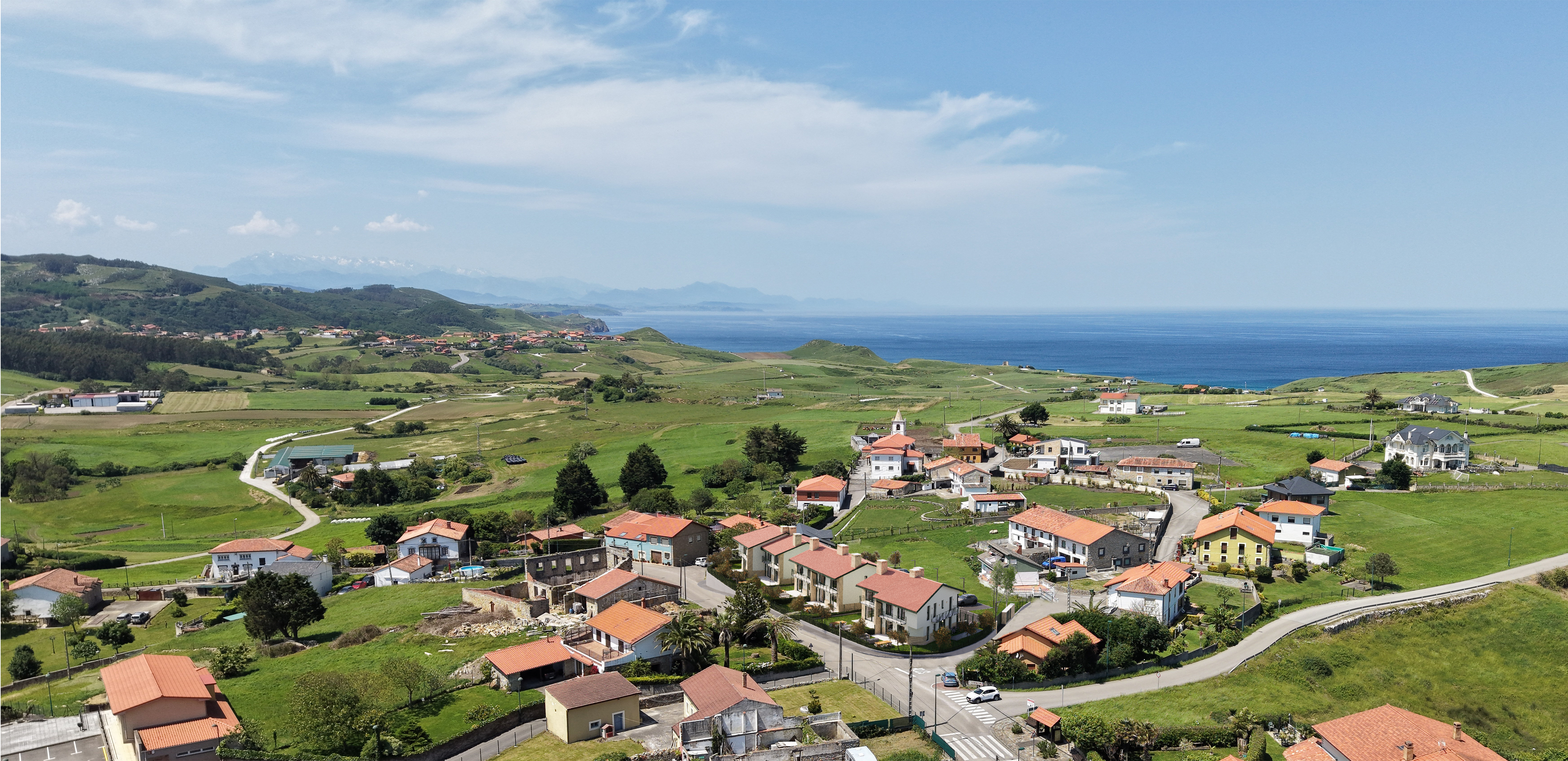 Vista aérea del conjunto y el pueblo de Tagle